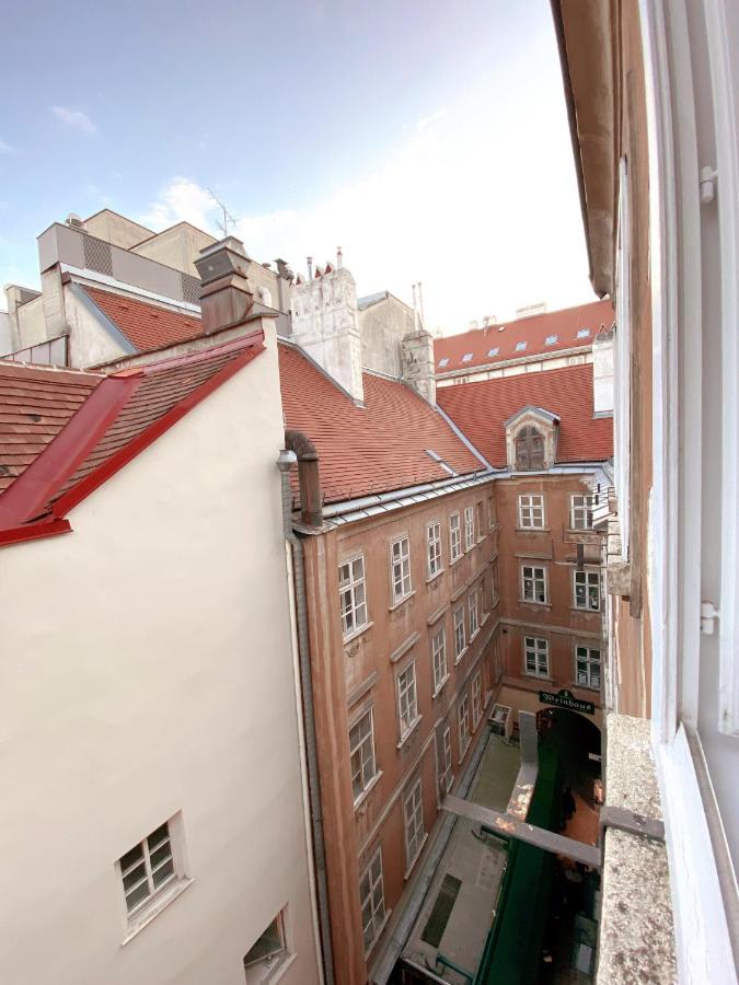 High In Vienna At Stephansplatz Exterior foto